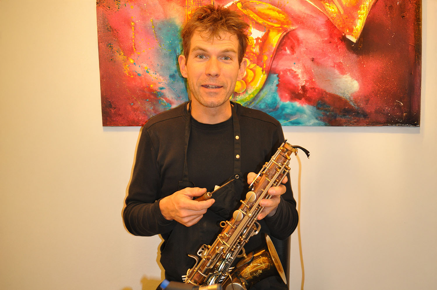 Matthias Rüdiger, Inhaber der Musikwerkstatt Hofheim, mit einem Saxophon